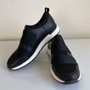 UGG Women’s Himari Sneaker